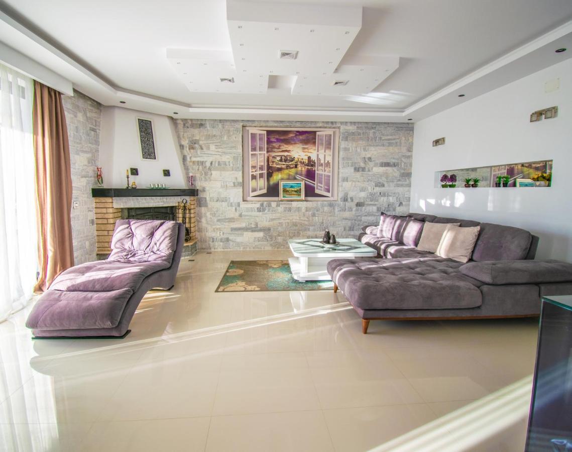 Golden Apartment *