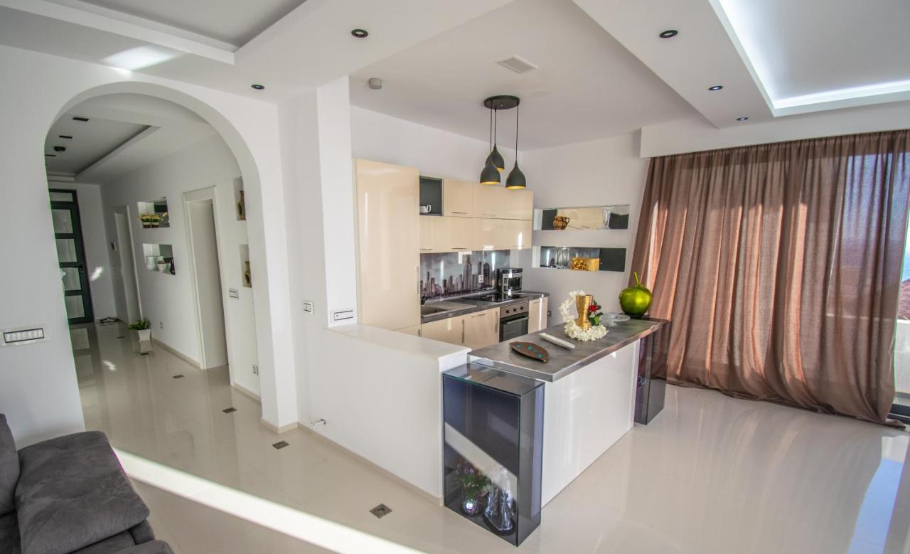Golden Apartment