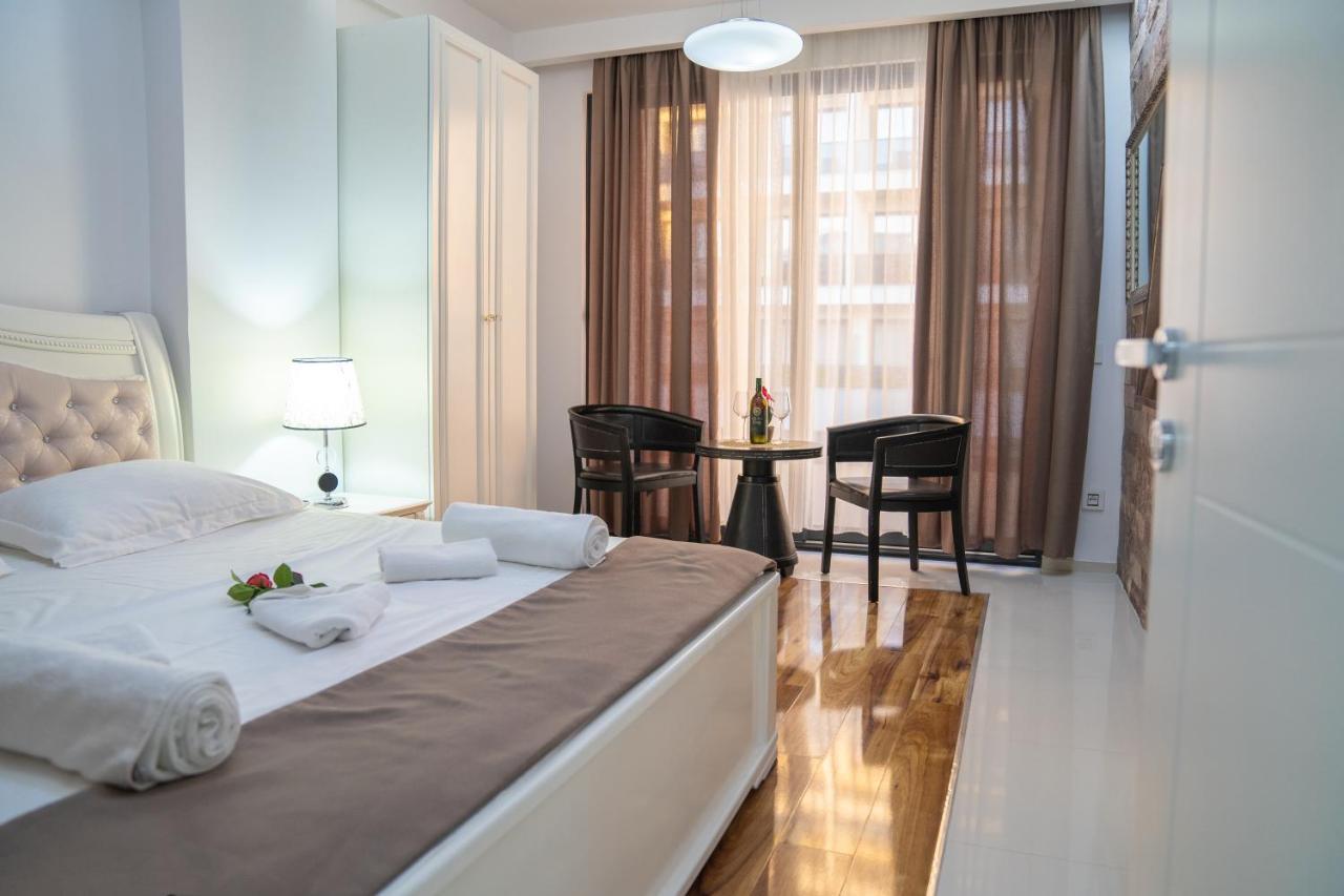 Golden Apartment *